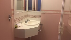 Standard Double Room | Bathroom | Shower, free toiletries, towels - Mountain Grand Halls Gap (Halls Gap)