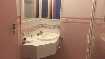 Kamar Double Standar | Kamar mandi | Shower, perlengkapan mandi gratis,  dan handuk