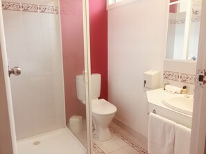 Standard Twin Room | Bathroom | Shower, free toiletries, towels