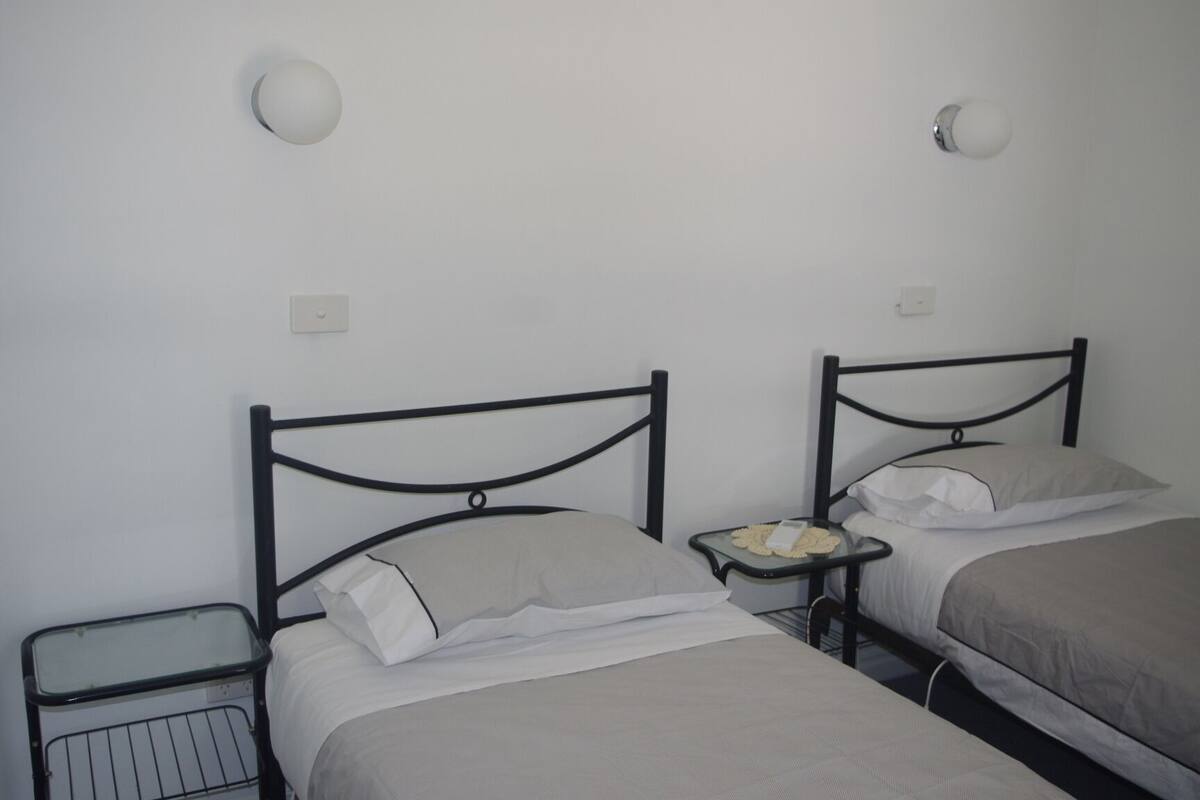 Chambre de base double ou avec lits jumeaux | Accès au Wi-Fi (inclus), literie fournie