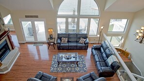 スマートテレビ、暖炉、DVD プレーヤー、テーブルサッカー台