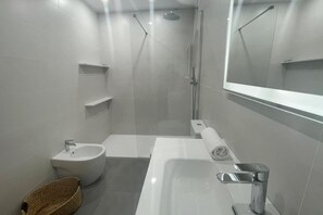 Dusche, Haartrockner, Bidet, Handtücher