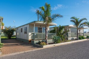 Seaview Cabin - 2 Bedrooms | Street view