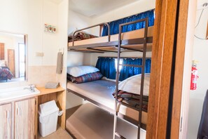 Fer et planche à repasser, Wi-Fi gratuit, draps fournis