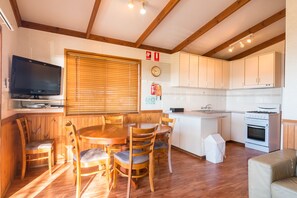 Executive Spa Cabins - 2 Bedrooms | In-room dining