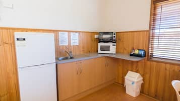 Park Unit - 1 Bedroom (No Bathroom) | Cocina privada | Refrigerador, microondas, tetera eléctrica y tostadora