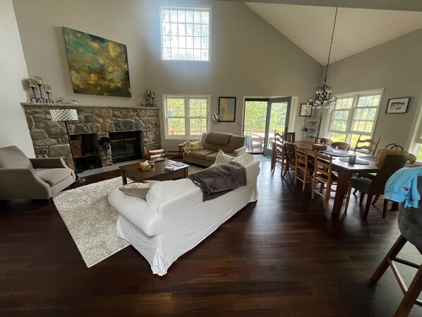 Smart TV, chimenea, videojuegos y reproductor de DVD