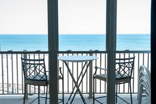 Oceanfront - 4th floor - Million dollar view!