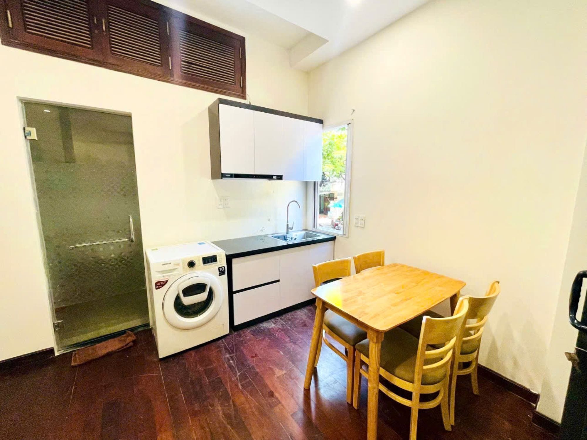 luxury studio, 1 bedroom, city view | private kitchen | mini-fridge, eco-friendly cleaning products, paper towels, dining tables