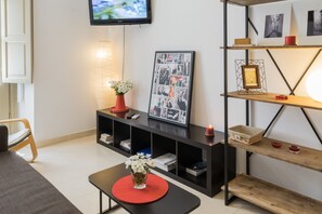 Een televisie en boeken