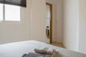 1 slaapkamer, een strijkplank/strijkijzer, wifi, beddengoed