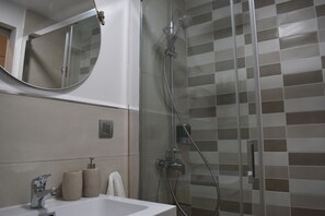 Haartrockner, Handtücher, Seife, Shampoo