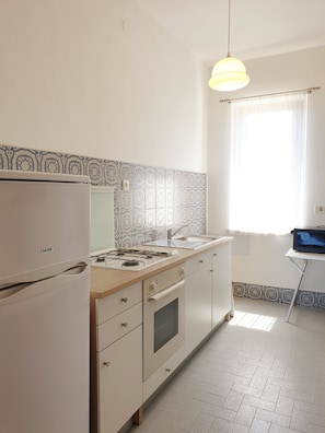 Køleskab, mikrobølgeovn, ovn, kogeplade