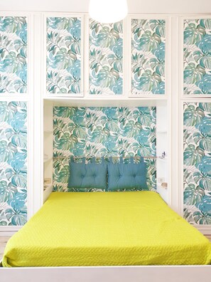 3 soveværelser, pengeskab på værelset, skrivebord, strygejern/strygebræt