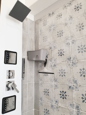 Sèche-cheveux, serviettes fournies, papier toilette