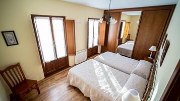 2 chambres, bureau, fer et planche à repasser, lit parapluie