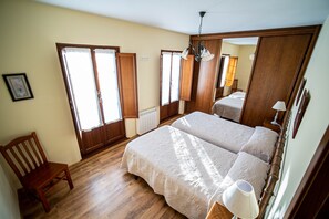 2 bedrooms, desk, iron/ironing board, travel crib - Apartamentos Jesús for 4 people (Valdés)