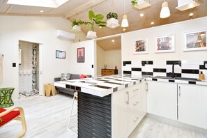 Full-sized fridge, microwave, oven, stovetop - Aspen Studio (Christchurch)