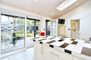 Großer Kühlschrank, Mikrowelle, Ofen, Herdplatte