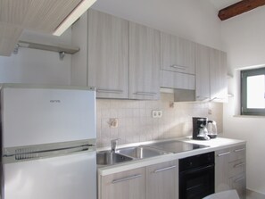 Fridge, oven, stovetop, coffee/tea maker - Seafront apartment with 1 bedroom + attic bedroom with terrace - Umag Center 2 (Umag)