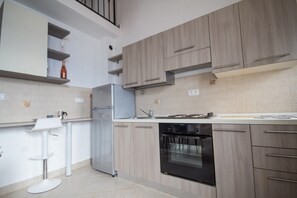 Refrigerador, horno, parrilla de estufa y cafetera y tetera 