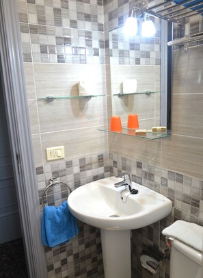 Ensemble douche/baignoire, sèche-cheveux, serviettes fournies, savon