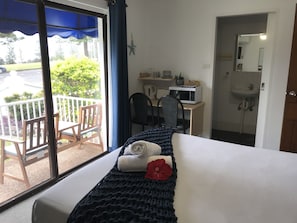 Doppelzimmer | Badezimmer | Dusche, kostenlose Toilettenartikel, Haartrockner, Handtücher
