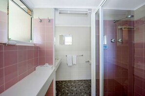 Self-Contained (2 Bedroom) | Bathroom - Ocean Breeze Motel (Port Macquarie)