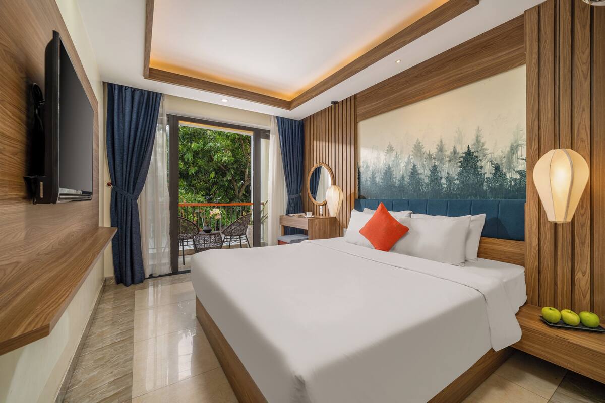 Minibar, in-room safe, laptop workspace, blackout curtains