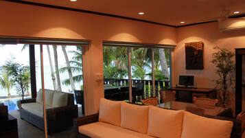 TV de tela plana, DVD player, livros, aparelho de som