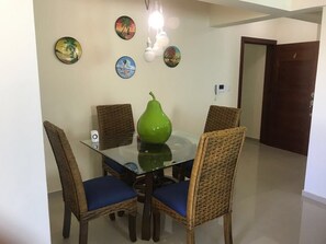 Appartement, 2 chambres, non-fumeur, vue sur l’océan | 2 chambres, décor unique, ameublement unique, rideaux d’obscurcissement