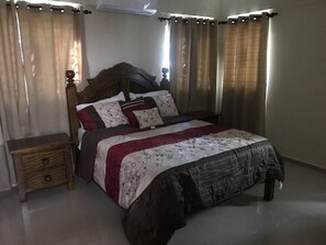 Departamento, 2 habitaciones, para no fumadores, vista al océano | Decoración personalizada, muebles diferentes y cortinas blackout