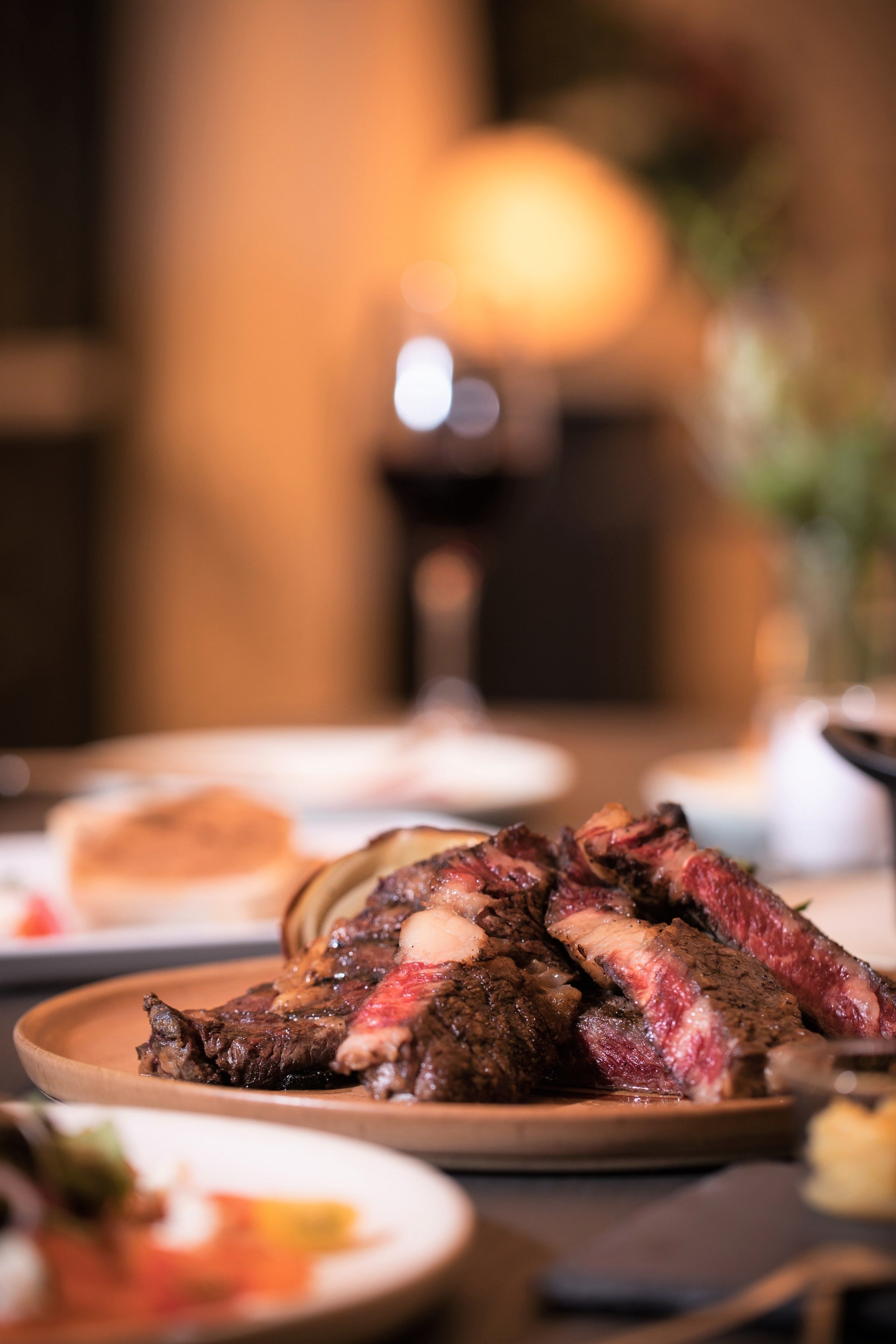 Un piatto di bistecca alla griglia con contorno di verdure.