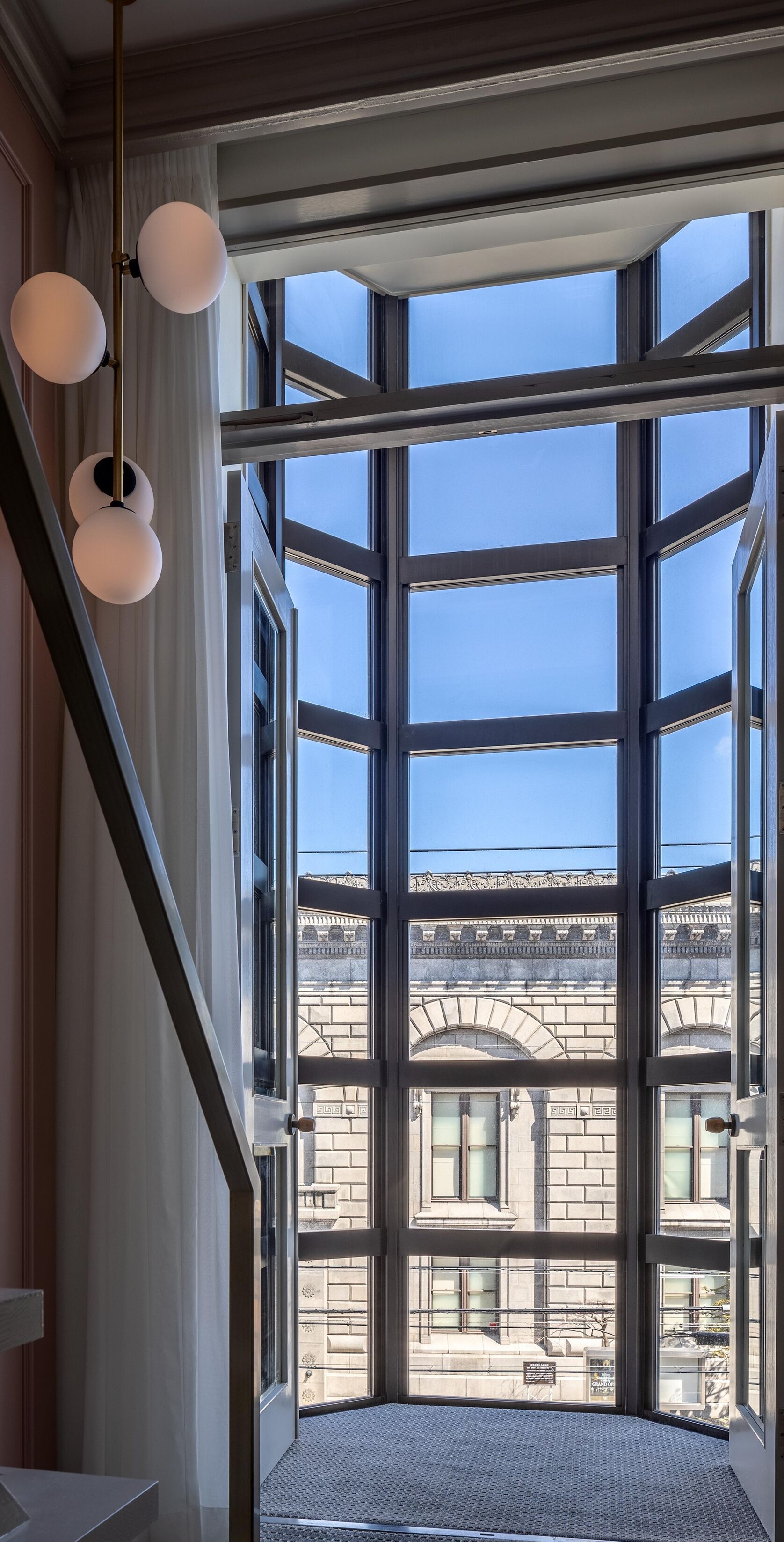 羽絨被、房內夾萬、遮光窗簾/窗簾、熨斗/熨衫板