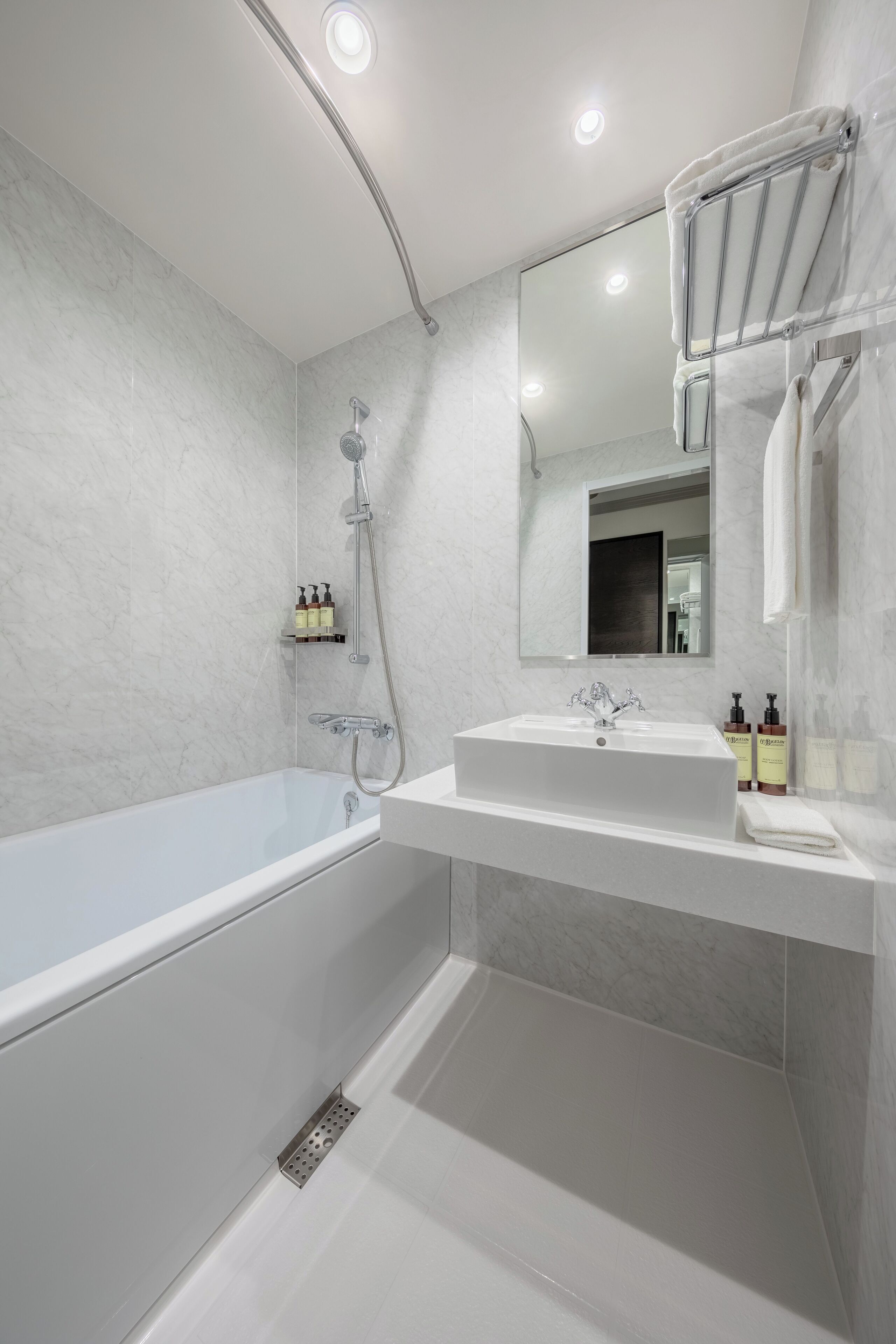 Standard Double | Bathroom | Combined shower/tub, deep soaking tub, free toiletries, hair dryer