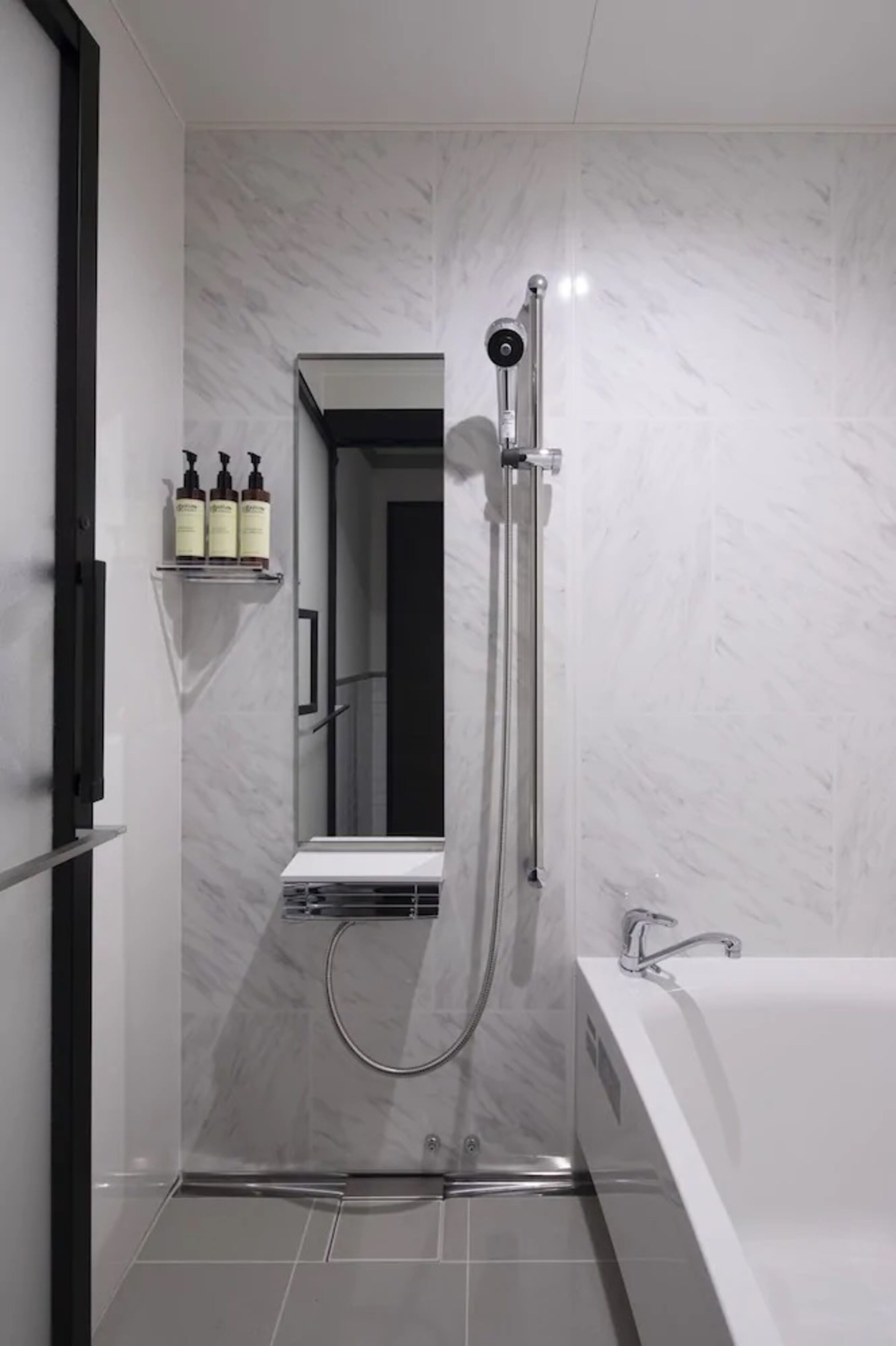 combined shower/bathtub, deep-soaking bathtub, free toiletries