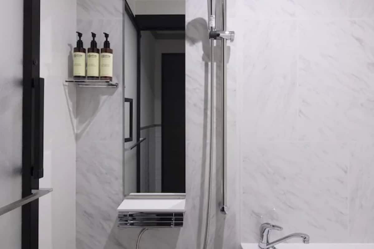 combined shower/bathtub, deep-soaking bathtub, free toiletries