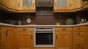 A kitchen with wooden cabinets, a built-in oven, and a granite countertop. - Near Hamburg - 4 bedrooms, 2 bathrooms, sleeps 6 S-Bahn and bus (Halstenbek)