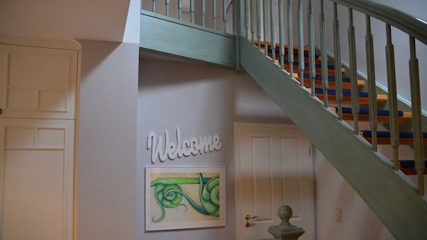 A staircase with a wooden handrail and a "Welcome" sign above a door. - Near Hamburg - 4 bedrooms, 2 bathrooms, sleeps 6 S-Bahn and bus (Halstenbek)