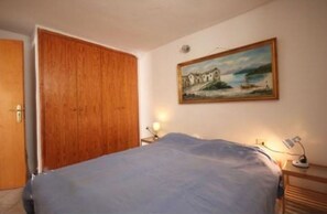 2 soverom, skrivebord, strykejern/-brett og internettilgang