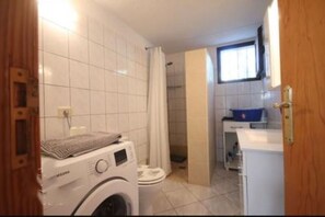 Duschwanne, Haartrockner, Handtücher