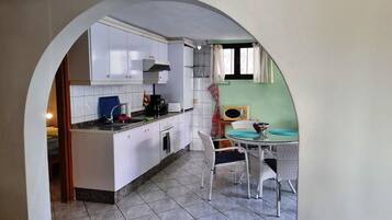 Een koelkast, een magnetron, een oven, een koffiezetapparaat/waterkoker