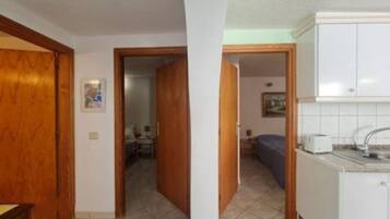 2 slaapkamers, een bureau, een strijkplank/strijkijzer, internet