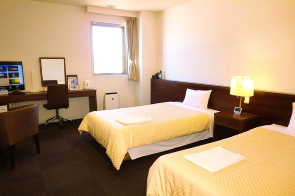 Twin Room, Non Smoking | Desk, iron/ironing board (on request), WiFi (free)