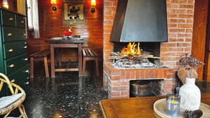 Una habitación acogedora con chimenea de ladrillo, muebles de madera y una mesa de comedor.