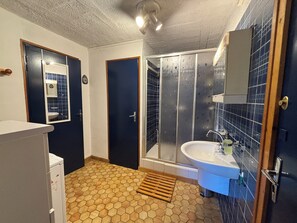 Douche, sèche-cheveux, savon, papier toilette