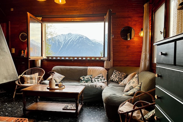 Salon avec vue panoramique sur la montagne