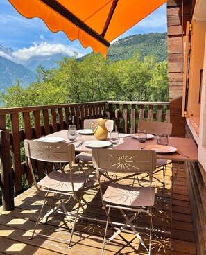Outdoor dining - South-facing chalet with panoramic Alpine views - nature & outdoor activities (Saint-Martin-sur-la-Chambre)
