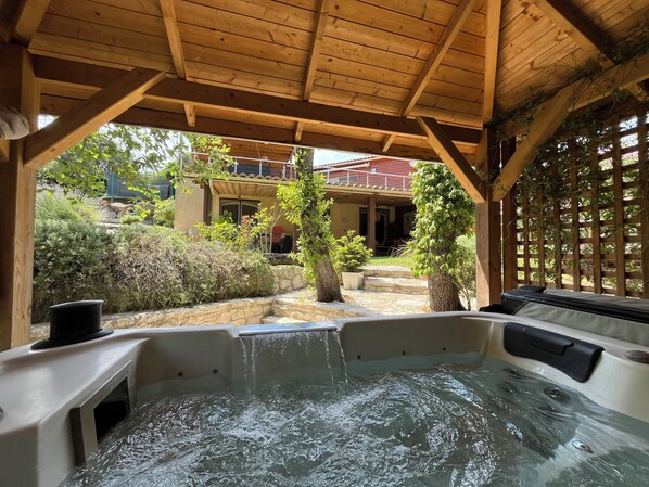 Outdoor spa tub