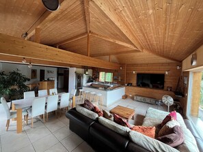 Smart TV, video games, DVD player, ping pong - Stunning wooden house with swimming pool and jacuzzi. (Tourrettes-Sur-Loup)